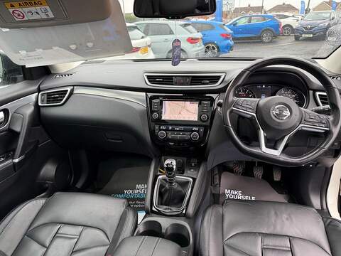 Nissan Qashqai 1.3 DIG-T N-Motion SUV 5dr Petrol Manual Euro 6 (s/s) (140 ps) - U79565