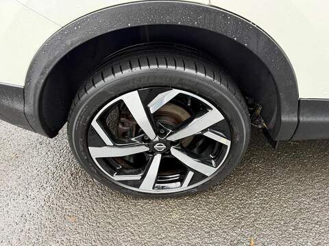 Nissan Qashqai 1.3 DIG-T N-Motion SUV 5dr Petrol Manual Euro 6 (s/s) (140 ps) - U79565