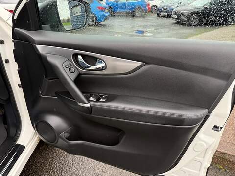 Nissan Qashqai 1.3 DIG-T N-Motion SUV 5dr Petrol Manual Euro 6 (s/s) (140 ps) - U79565