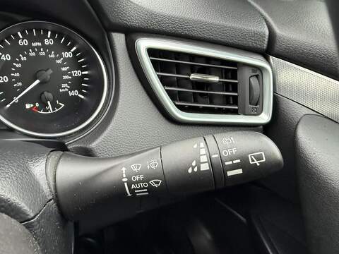 Nissan Qashqai 1.3 DIG-T N-Motion SUV 5dr Petrol Manual Euro 6 (s/s) (140 ps) - U79565