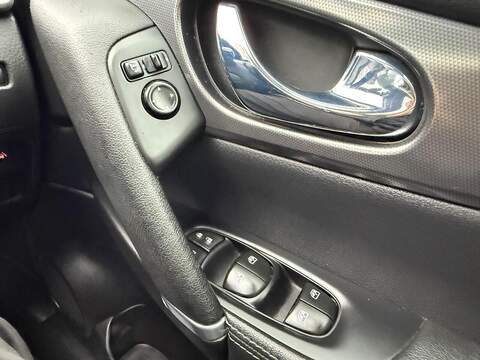 Nissan Qashqai 1.3 DIG-T N-Motion SUV 5dr Petrol Manual Euro 6 (s/s) (140 ps) - U79565