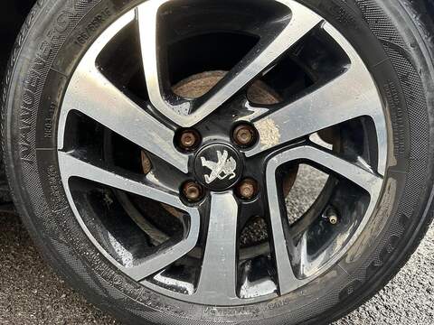 Peugeot 108 1.2 VTi PureTech Allure Hatchback 5dr Petrol Manual Euro 5 (82 ps) - U79582