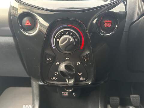 Peugeot 108 1.2 VTi PureTech Allure Hatchback 5dr Petrol Manual Euro 5 (82 ps) - U79582