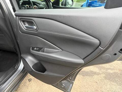 Nissan Qashqai 1.3 DIG-T MHEV N-Connecta Euro 6 (s/s) 5dr - U79604