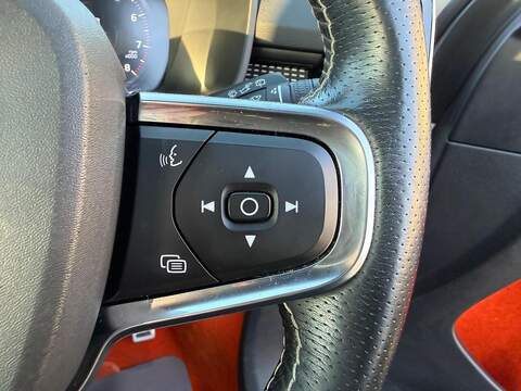 Volvo XC40 2.0 B4 MHEV R-Design Pro Auto Euro 6 (s/s) 5dr - U79606