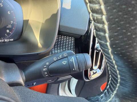 Volvo XC40 2.0 B4 MHEV R-Design Pro Auto Euro 6 (s/s) 5dr - U79606