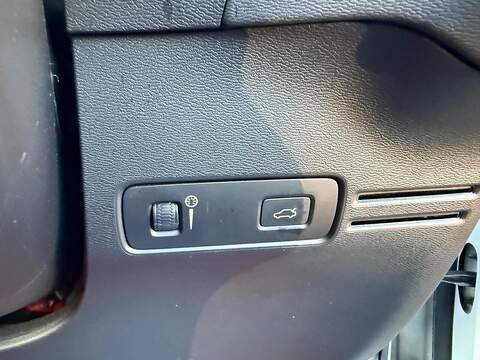 Volvo XC40 2.0 B4 MHEV R-Design Pro Auto Euro 6 (s/s) 5dr - U79606