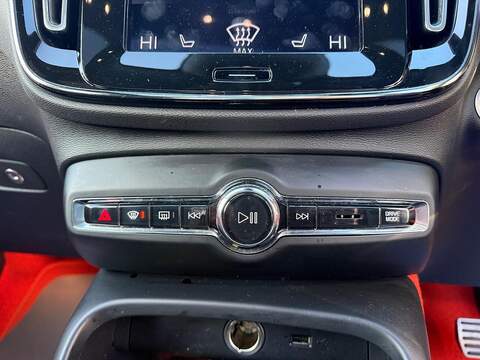 Volvo XC40 2.0 B4 MHEV R-Design Pro Auto Euro 6 (s/s) 5dr - U79606