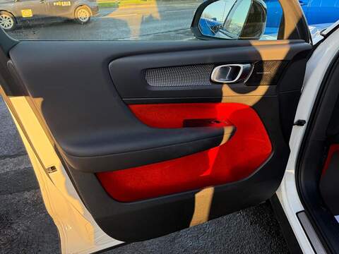 Volvo XC40 2.0 B4 MHEV R-Design Pro Auto Euro 6 (s/s) 5dr - U79606