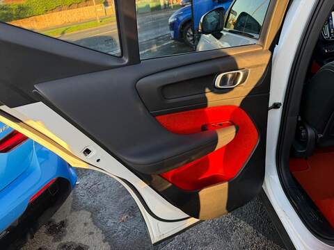 Volvo XC40 2.0 B4 MHEV R-Design Pro Auto Euro 6 (s/s) 5dr - U79606