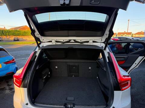 Volvo XC40 2.0 B4 MHEV R-Design Pro Auto Euro 6 (s/s) 5dr - U79606