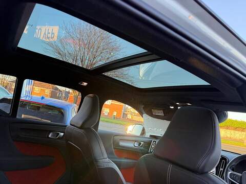 Volvo XC40 2.0 B4 MHEV R-Design Pro Auto Euro 6 (s/s) 5dr - U79606