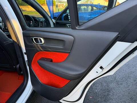 Volvo XC40 2.0 B4 MHEV R-Design Pro Auto Euro 6 (s/s) 5dr - U79606