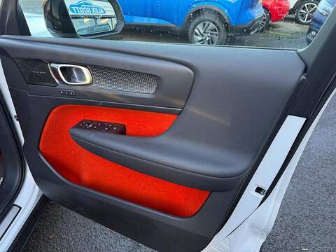 Volvo XC40 2.0 B4 MHEV R-Design Pro Auto Euro 6 (s/s) 5dr - U79606