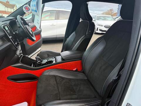 Volvo XC40 2.0 B4 MHEV R-Design Pro Auto Euro 6 (s/s) 5dr - U79606
