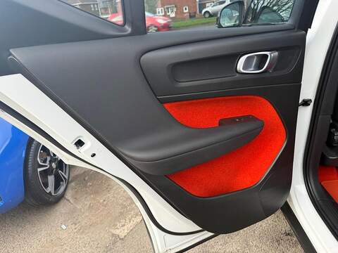 Volvo XC40 2.0 B4 MHEV R-Design Pro Auto Euro 6 (s/s) 5dr - U79606