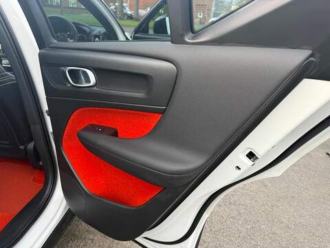 Volvo XC40 2.0 B4 MHEV R-Design Pro Auto Euro 6 (s/s) 5dr - U79606