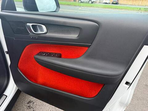 Volvo XC40 2.0 B4 MHEV R-Design Pro Auto Euro 6 (s/s) 5dr - U79606