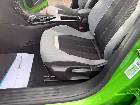 Vauxhall Mokka Electric 50kWh Design SUV 5dr Electric Auto (136 ps) - U79615