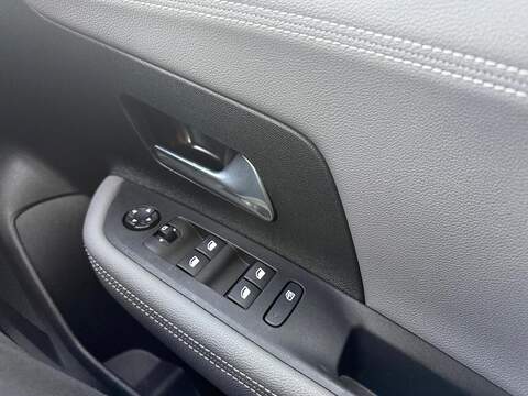 Vauxhall Mokka Electric 50kWh Design SUV 5dr Electric Auto (136 ps) - U79615