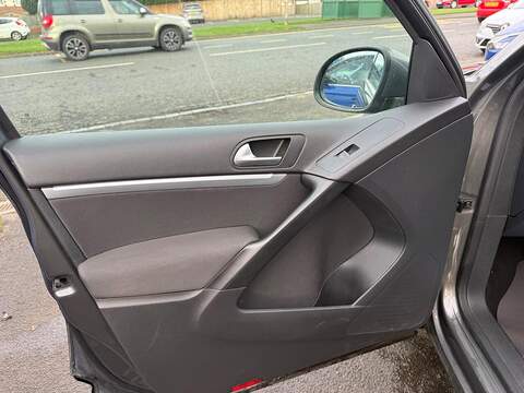 Volkswagen Tiguan 2.0 TDI BlueMotion Tech Match Edition SUV 5dr Diesel Manual 4WD Euro 6 (s/s) (150 ps) - U79618