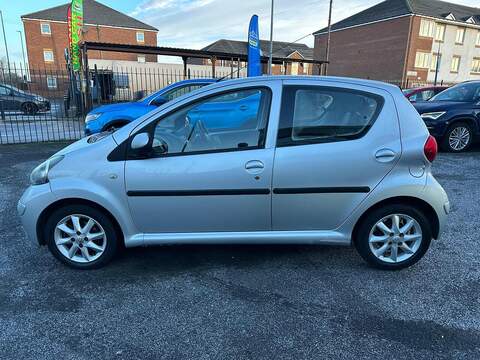 Toyota AYGO 1.0 VVT-i Platinum Hatchback 5dr Petrol Manual Euro 4 (67 bhp) - U79706