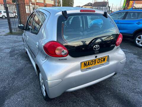 Toyota AYGO 1.0 VVT-i Platinum Hatchback 5dr Petrol Manual Euro 4 (67 bhp) - U79706