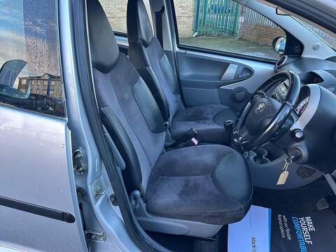 Toyota AYGO 1.0 VVT-i Platinum Hatchback 5dr Petrol Manual Euro 4 (67 bhp) - U79706