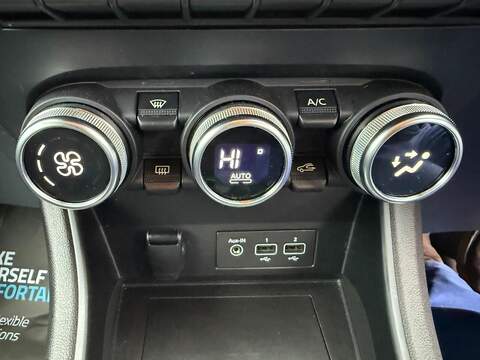 Renault Captur Blue dCi Iconic SUV 1.5 Manual Diesel - U79744