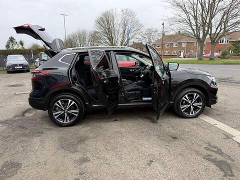 Nissan Qashqai DIG-T N-Connecta SUV 1.3 Manual Petrol - U79884