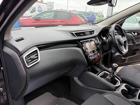 Nissan Qashqai DIG-T N-Connecta SUV 1.3 Manual Petrol - U79884