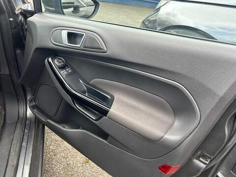 Ford Fiesta 1.5 TDCi Titanium Hatchback 5dr Diesel Manual Euro Hatchback 1.5 Manual Diesel - U79885