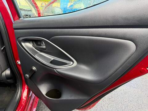 Toyota Yaris 1.5 VVT-h Icon E-CVT Euro 6 (s/s) 5dr - U79935