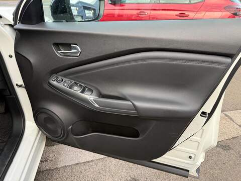 Nissan Juke 1.0 DIG-T N-Connecta SUV 5dr Petrol Manual Euro 6 (s/s) (114 ps) - U79937