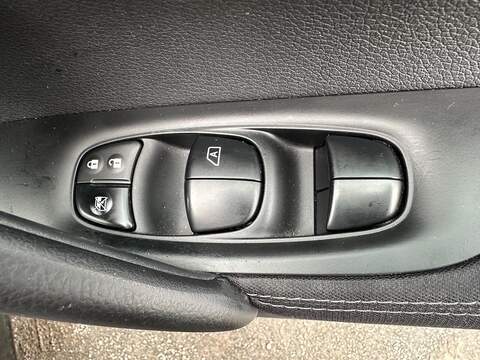 Nissan Qashqai 1.2 DIG-T N-Connecta 2WD Euro 6 (s/s) 5dr - U79980