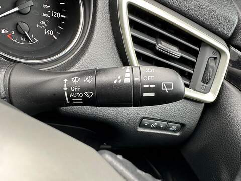 Nissan Qashqai 1.2 DIG-T N-Connecta 2WD Euro 6 (s/s) 5dr - U79980