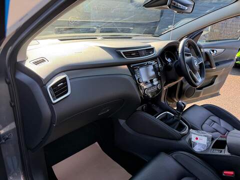Nissan Qashqai 1.3 DIG-T N-Motion SUV 5dr Petrol Manual Euro 6 (s/s) (140 ps) - U80017