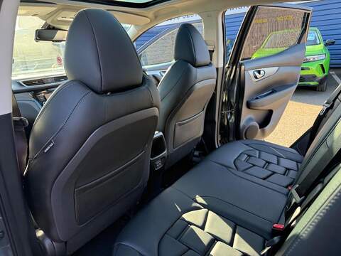 Nissan Qashqai 1.3 DIG-T N-Motion SUV 5dr Petrol Manual Euro 6 (s/s) (140 ps) - U80017