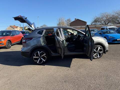 Nissan Qashqai 1.3 DIG-T N-Motion SUV 5dr Petrol Manual Euro 6 (s/s) (140 ps) - U80017