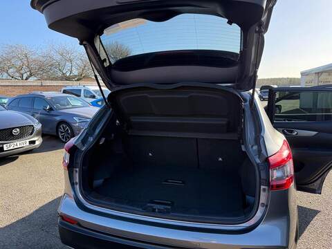 Nissan Qashqai 1.3 DIG-T N-Motion SUV 5dr Petrol Manual Euro 6 (s/s) (140 ps) - U80017