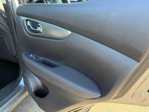 Nissan Qashqai 1.3 DIG-T N-Motion SUV 5dr Petrol Manual Euro 6 (s/s) (140 ps) - U80017