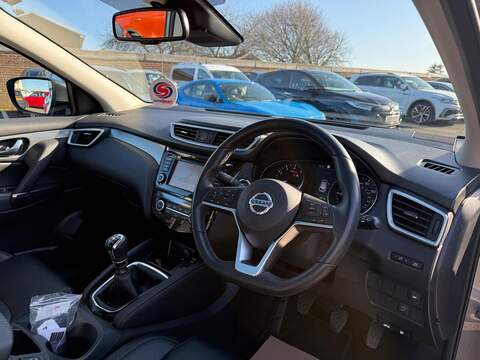 Nissan Qashqai 1.3 DIG-T N-Motion SUV 5dr Petrol Manual Euro 6 (s/s) (140 ps) - U80017