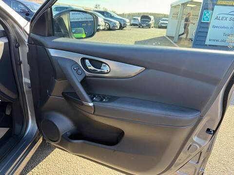 Nissan Qashqai 1.3 DIG-T N-Motion SUV 5dr Petrol Manual Euro 6 (s/s) (140 ps) - U80017