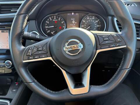 Nissan Qashqai 1.3 DIG-T N-Motion SUV 5dr Petrol Manual Euro 6 (s/s) (140 ps) - U80017