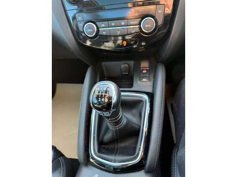 Nissan Qashqai 1.3 DIG-T N-Motion SUV 5dr Petrol Manual Euro 6 (s/s) (140 ps) - U80017