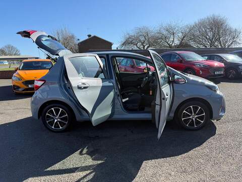 Toyota Yaris 1.5 VVT-i Icon Tech Hatchback 5dr Petrol Manual Euro 6 (111 ps) - U80077