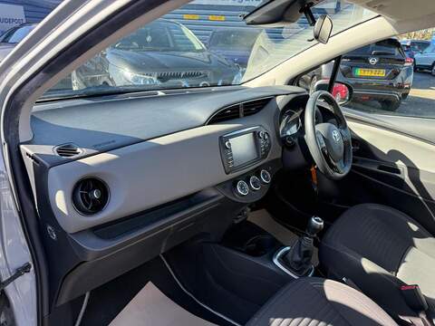 Toyota Yaris 1.5 VVT-i Icon Tech Hatchback 5dr Petrol Manual Euro 6 (111 ps) - U80077