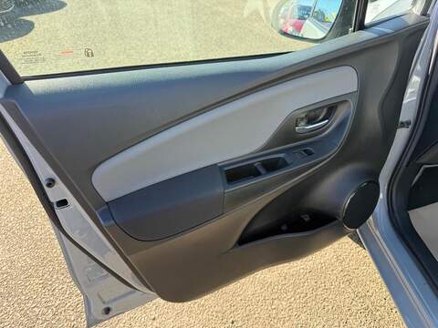 Toyota Yaris 1.5 VVT-i Icon Tech Hatchback 5dr Petrol Manual Euro 6 (111 ps) - U80077