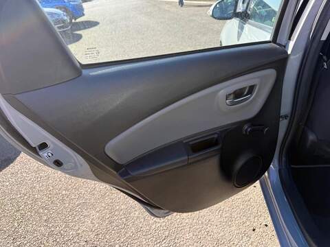Toyota Yaris 1.5 VVT-i Icon Tech Hatchback 5dr Petrol Manual Euro 6 (111 ps) - U80077