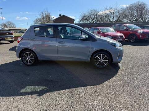Toyota Yaris 1.5 VVT-i Icon Tech Hatchback 5dr Petrol Manual Euro 6 (111 ps) - U80077